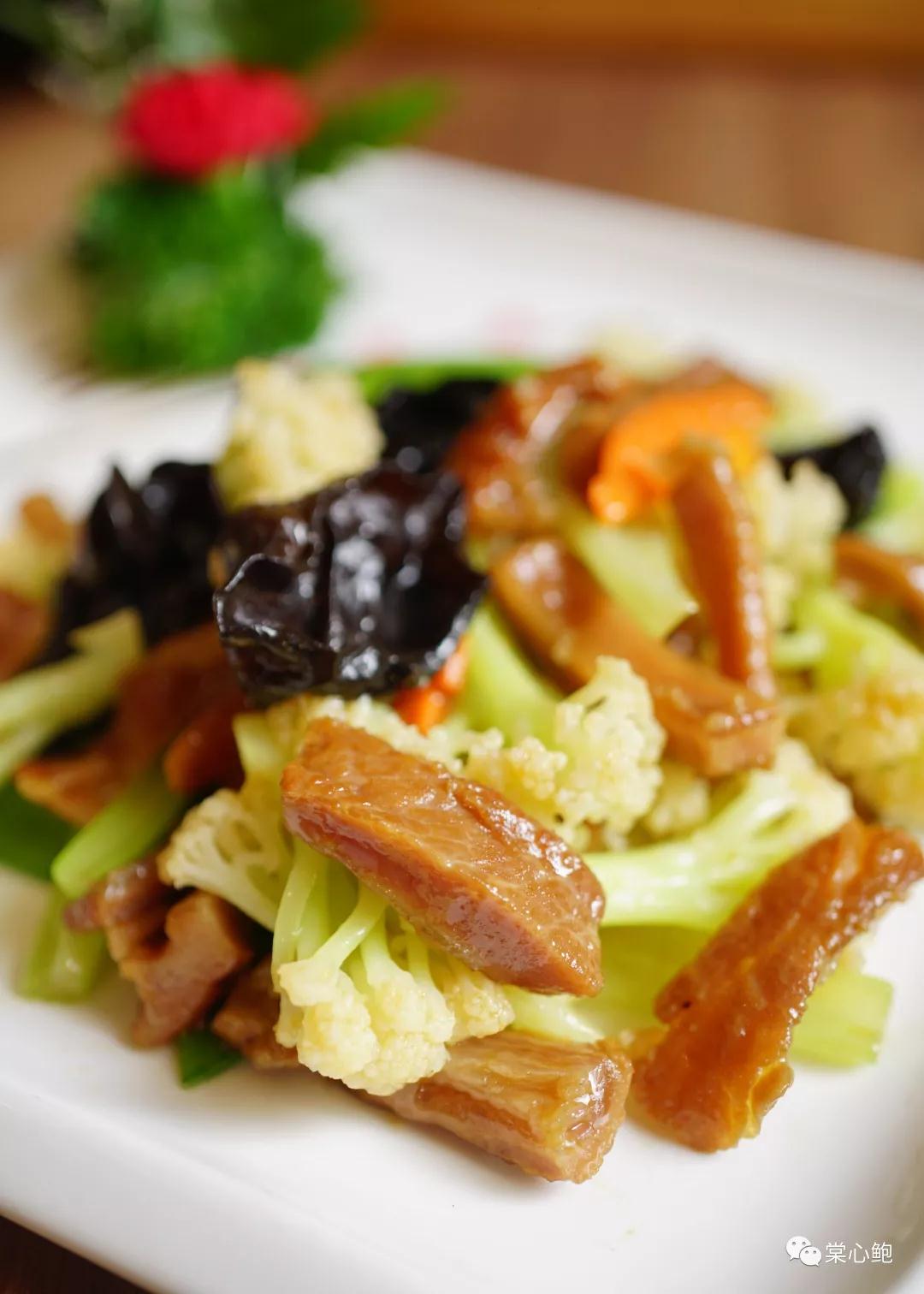 台山都斛白菜花正因其花大如盆,色白似玉,味甜脆口而获得盛名.