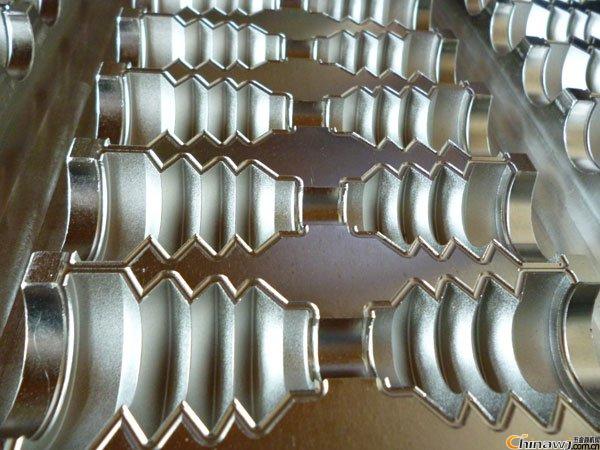 通过了解橡胶模具结垢的原因和模具的金属表面硫化锌微晶体形成的内在