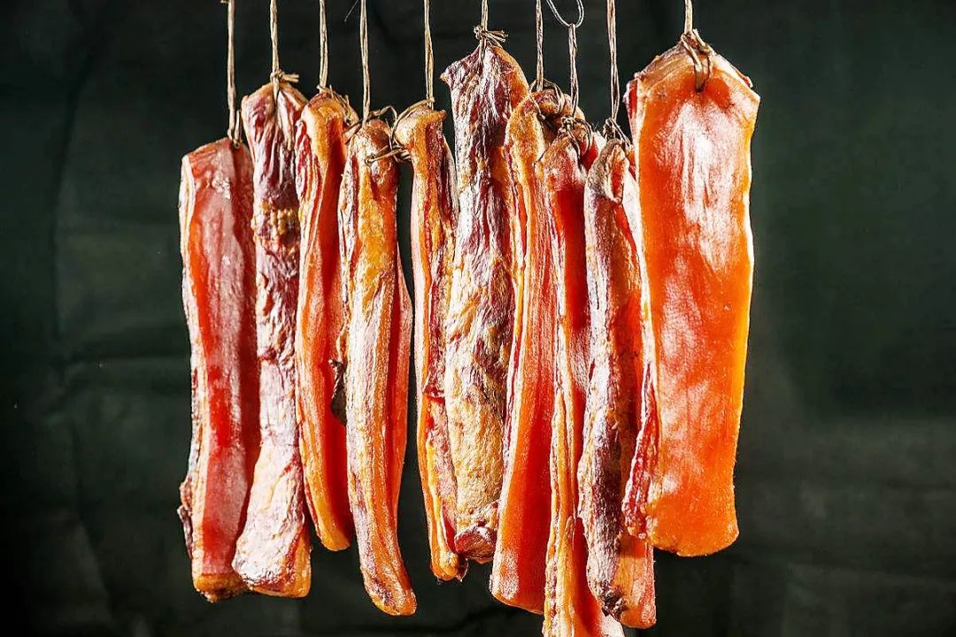 每到年关将近的这一大段时间是制作腊肉的好时间.